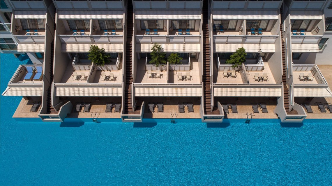 7_hilton-deluxe-swim-up.jpg
